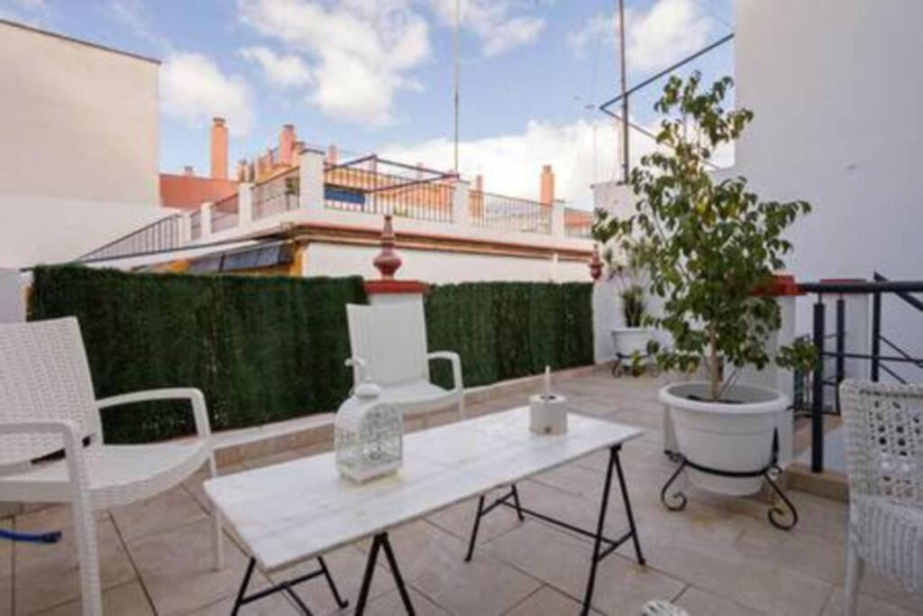 Castilla Triana Courtyard By Valcambre Sevilha Exterior foto